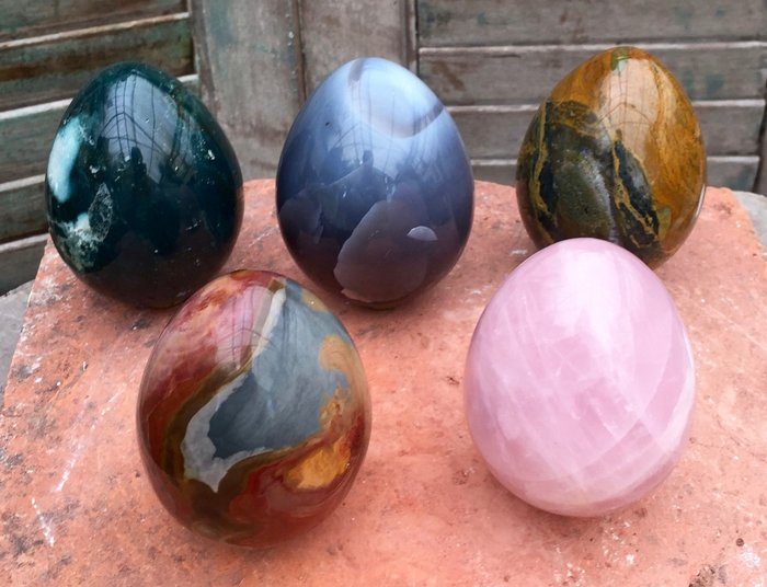 Polished eggs from various minerals