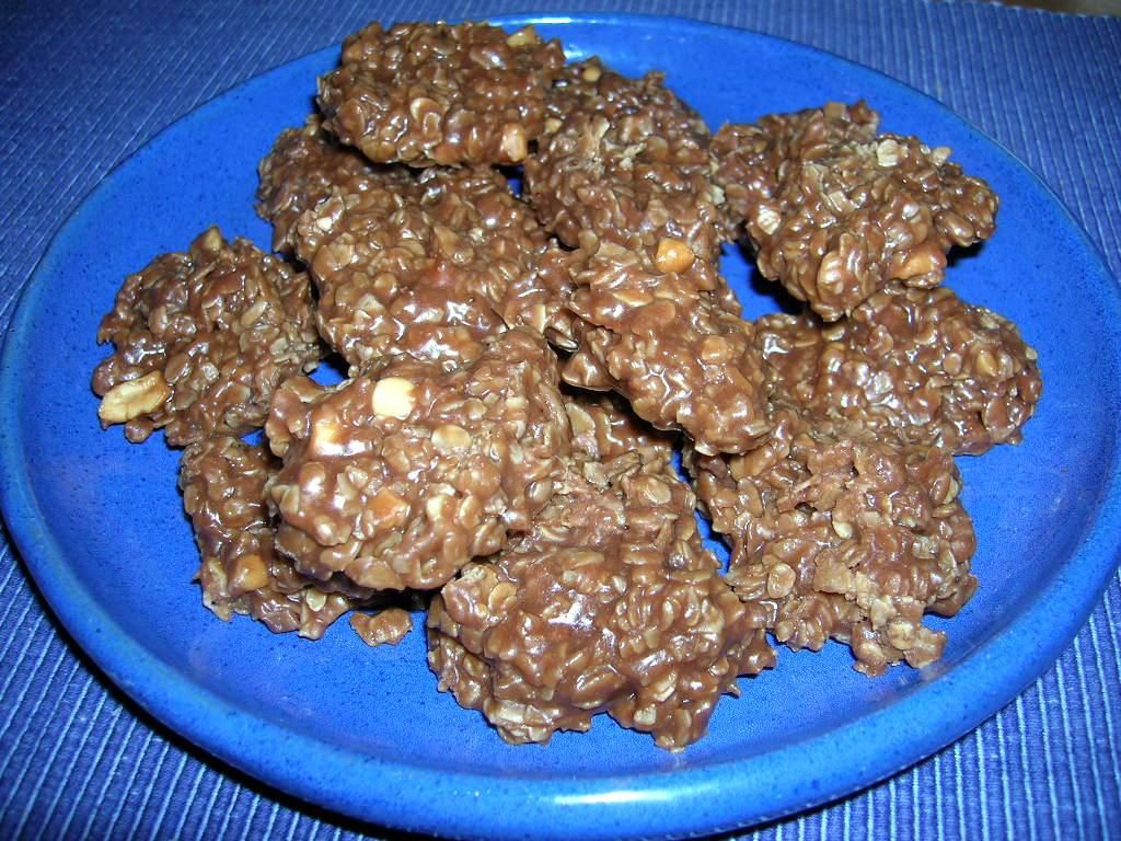 A plate of Cow Pattie Cookies