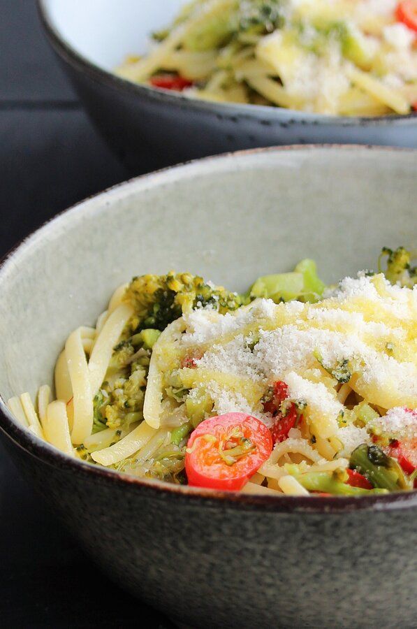 Linguini with Broccoli and Red Peppers