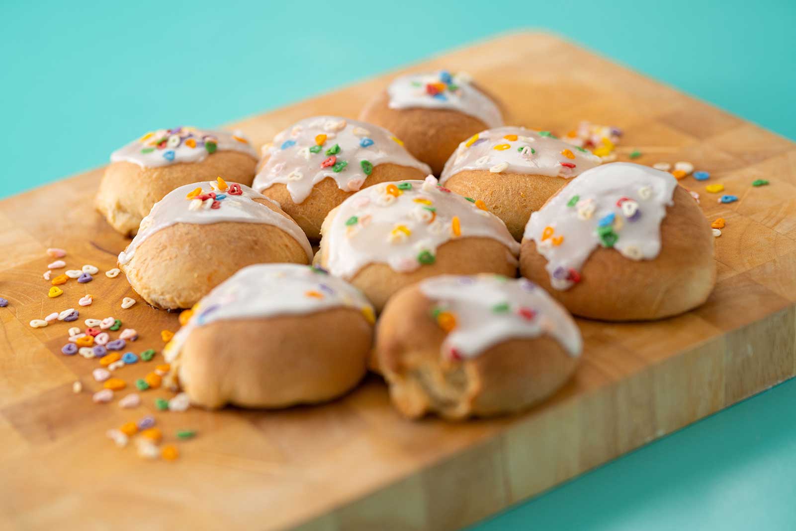 Danish Fastelavn buns with brunsviger and creme filling