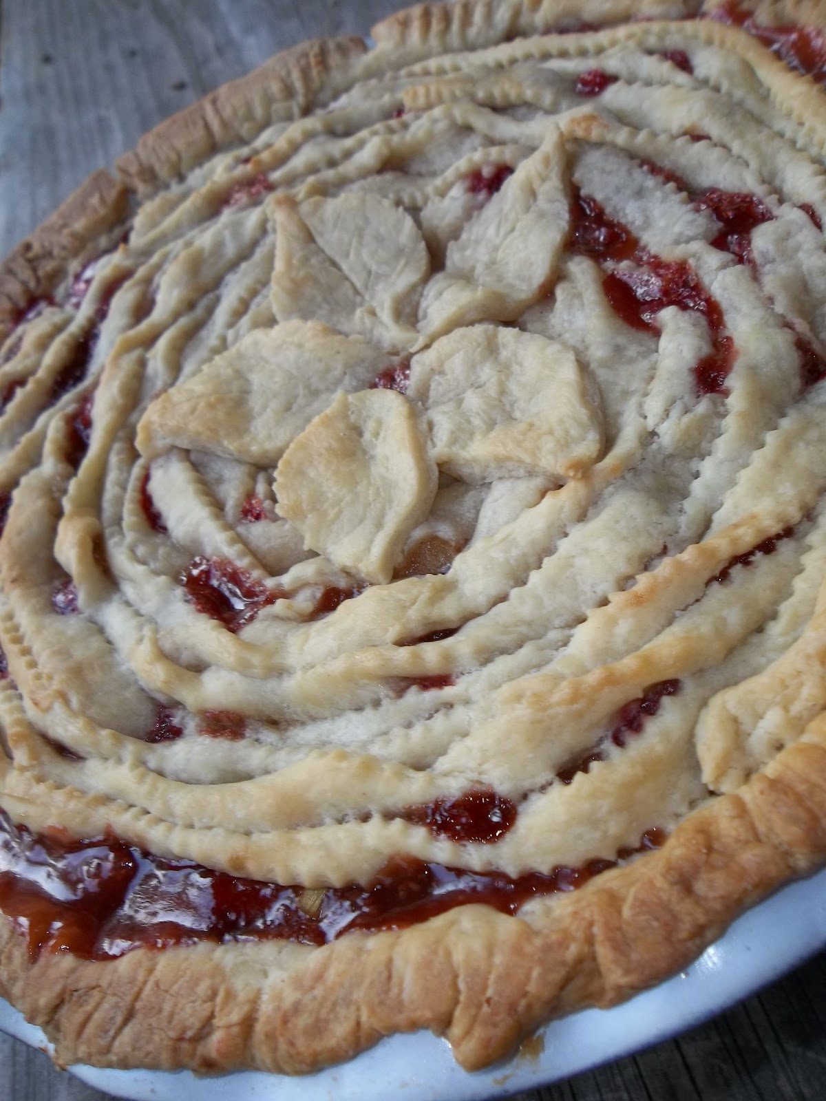 Hello Summer Strawberry Rhubarb Pie