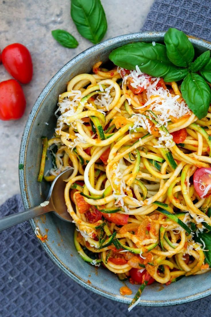 Zucchini-Spaghetti with Cream Cheese, Ajvar, and Tomatoes