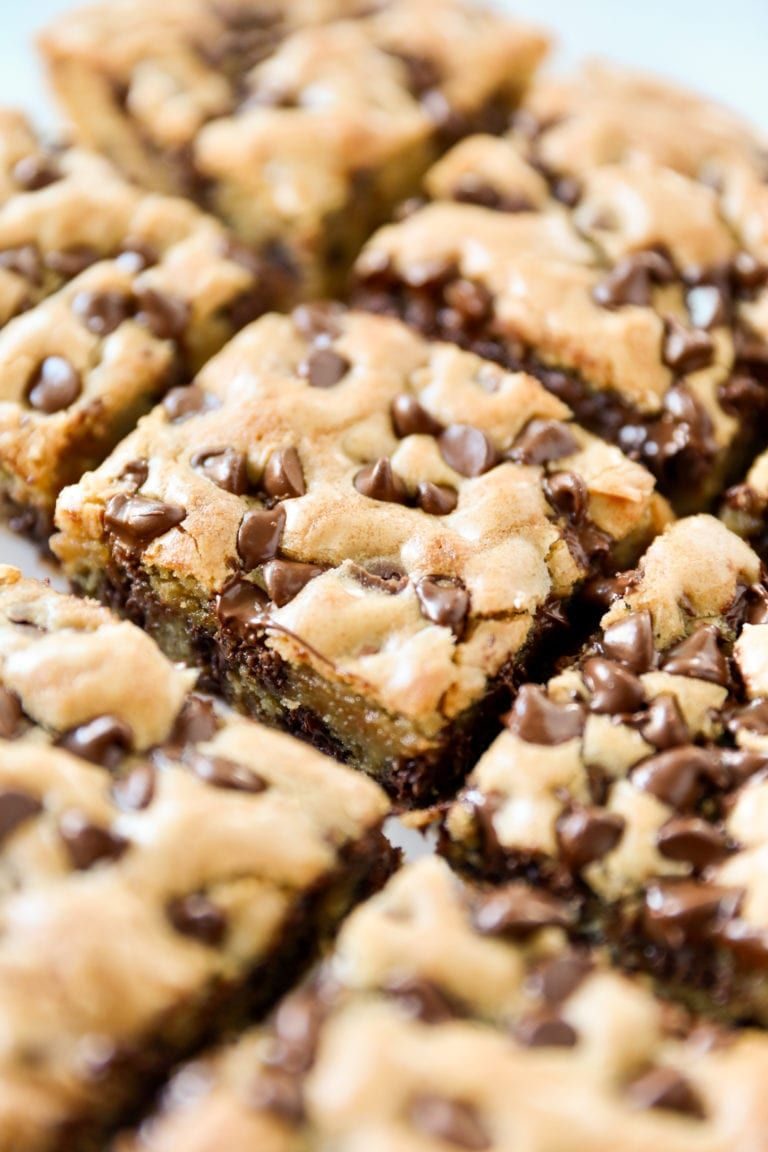 Chocolate Chip Cookie Bars - Thick and soft chocolate chip cookie bars
